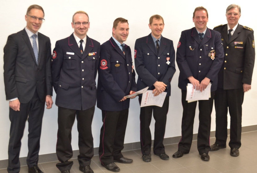 v.l.n.r. Bürgermeister Stefan Ohr, Kommandant Alexander Müller, Mario Langer, Volker Hintermaiter, Joachim Kett, Kreisbrandmeister Werner Vogel