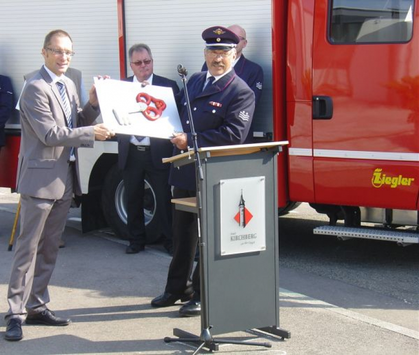 Offizielle Fahrzeugübergabe durch Bürgermeister Stefan Ohr an Kommandant Gerhard Stahl