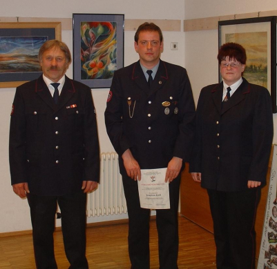 Joachim Kett (Mitte) zusammen mit Kreisjugendfeuerwehrwartin Nadine Engelhardt und Kommandant Gerhard Stahl