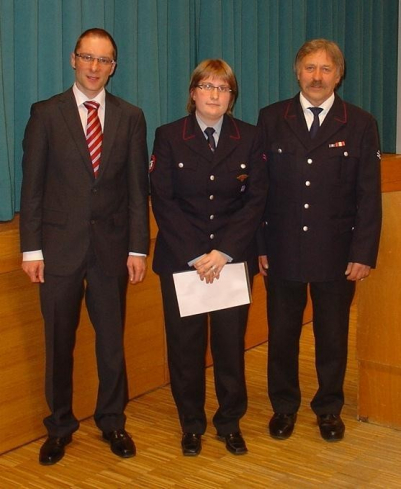 Die neue Jugendfeuerwehrchefin, Christine Stickel Mit Bürgermeister Ohr und Kommandant Stahl