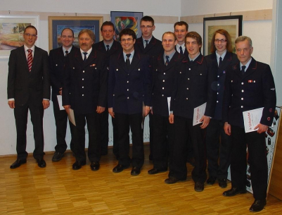 Bürgermeister Ohr mit den frisch Beförderten v.l.r. Thomas Kehl, Gerhard Stahl, Joachim Kett, Marco Horlacher, Joachim Butz, Robert Strecker, Thomas Steinbrenner, Christian Franz, Katharina Stahl und Bert Karrer