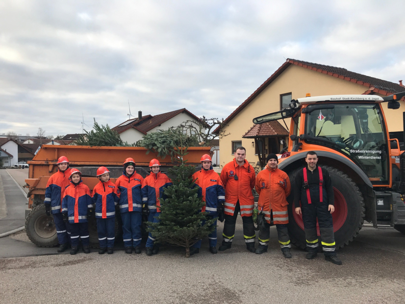 Fotoarchiv: Unsere Jugengfeuerwehr beim Christbaum sammeln 2020