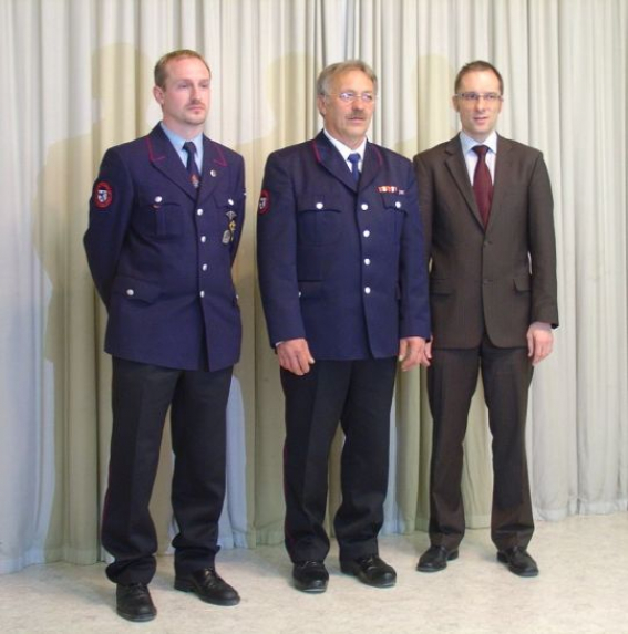 Bürgermeister Ohr mit dem im Amt bestätigten Kommandanten Gerhard Stahl und dessen neuen Stellvertreter Alexander Müller