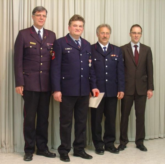 Kreisbrandmeister Vogel mit dem Geehrten Manfred Pröger sowie Kommandant Stahl und Bürgermeister Ohr