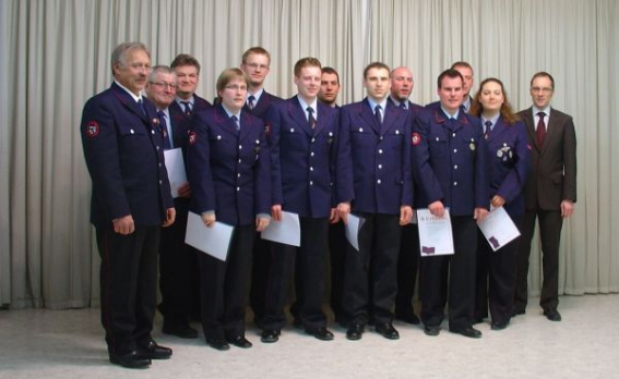 v.l.n.r. Kommandant Stahl, Friedrich Kehl, Manfred Pröger, Christine Stickel, Matthias Gleichmann, Rene Lächner, Sebastian Franz, Tobias Noske,Frank Wagner, Bernd Schumm, Joachim Kett, Melanie Kett und Bürgermeister Ohr