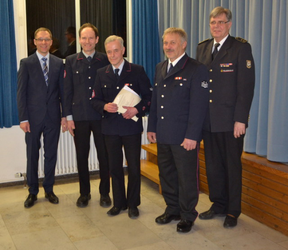  Bildmitte die Geehrten, Dieter Wacker und Bert Karrer zusammen mit Bürgermeister Stefan Ohr, Kommandant Gerhard Stahl und Kreisbrandmeister Werner Vogel