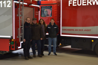 Feuerwehrauto-mit-der-Kircberger-Stadtsilouette