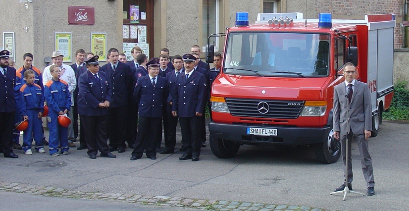 Bürgermeister Ohr bei der Ansprache zur Übergabe des neuen Feuerwehrfahrzeuges. Links neben dem neuen Fahrzeug Kommandant Stahl, Abteilungskommandant Lahnert und der Vorsitzende des Kreisfeuerwehrverbandes, Werner Groß.