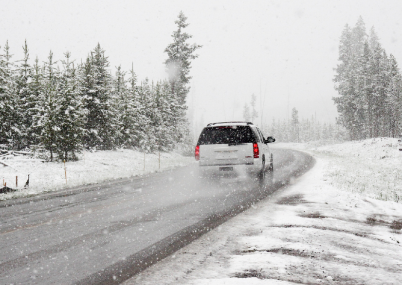 wintergefahren-auf-der-strasse